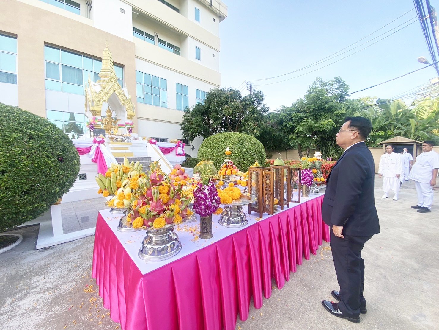 ﻿กรมบังคับคดีจัดพิธีบวงสรวงท่านท้าวมหาพรหมและศาลตายาย เนื่องในวันคล้ายวันสถาปนากรมบังคับคดี ครบรอบ 50 ปี